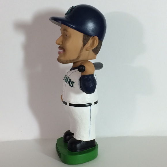 Ichiro Suzuki 2001 Bobble Head Doll White Jersey - Picture 6 of 8